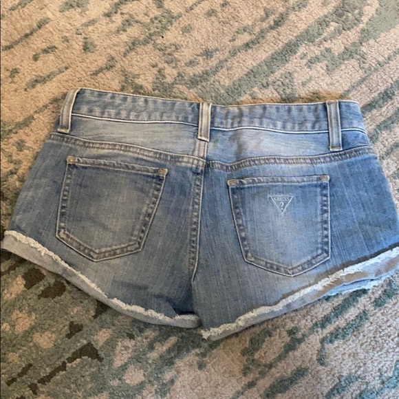 Guess booty short - Picture 2 of 4